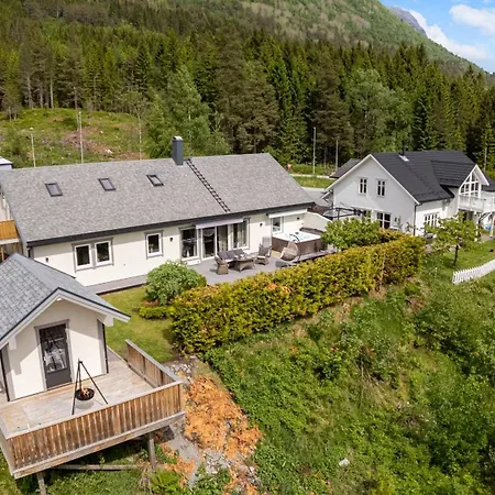 Daire Hus I Med Utsikt Stryn
