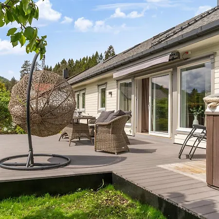 Hus I Med Utsikt Stryn